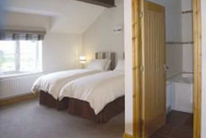 Room 4 of 8
