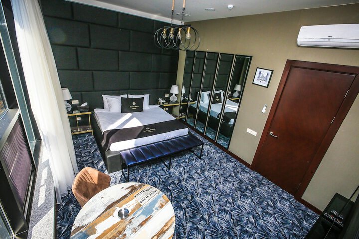 Room 11 of 38