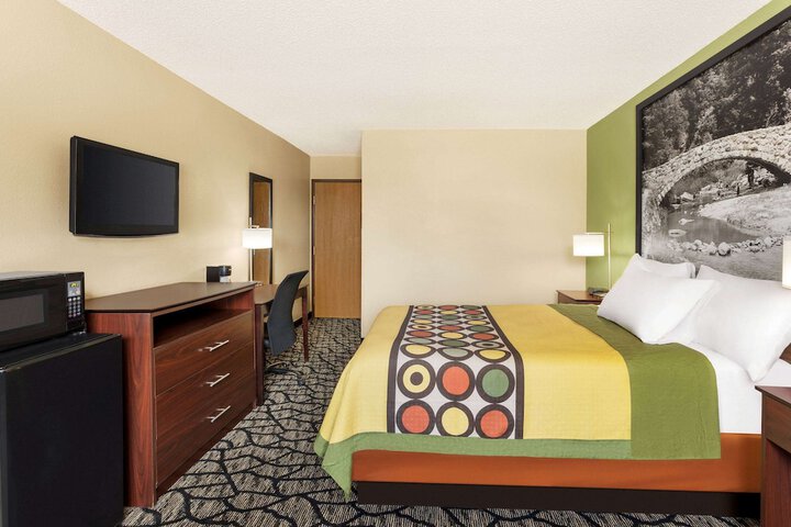 1 Queen Bed (14 of 16)