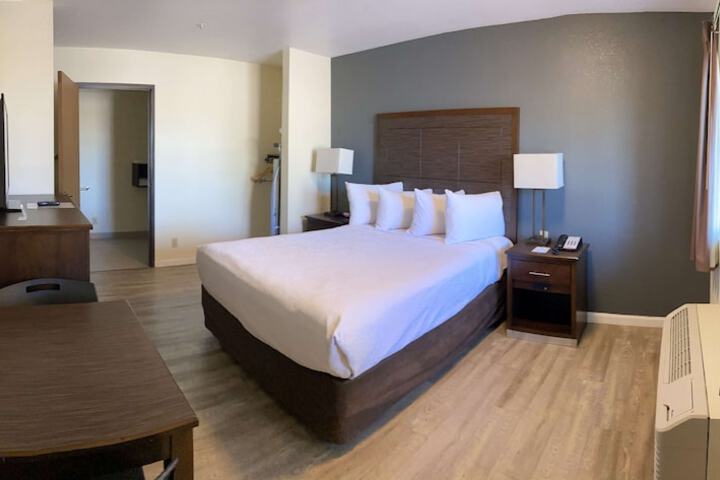 1 King Accessible Comm Assist Bathtub Table Chairs Microwave, Refrigerator, Continental Breakfast (21 of 21)