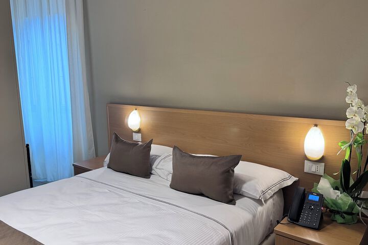Room 8 of 33