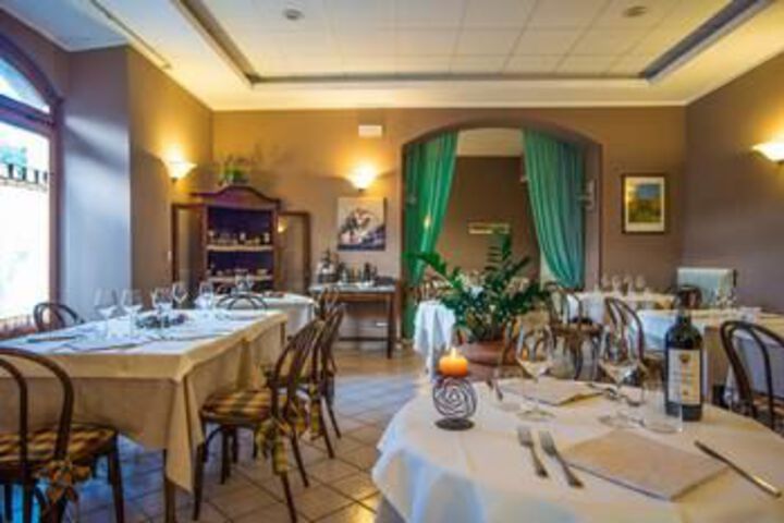 Dining 3 of 9
