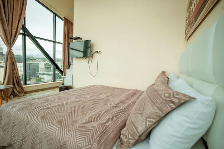 Room 5 of 16