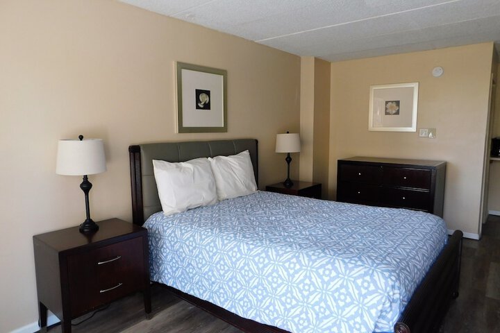 1 Queen Bed (8 of 19)