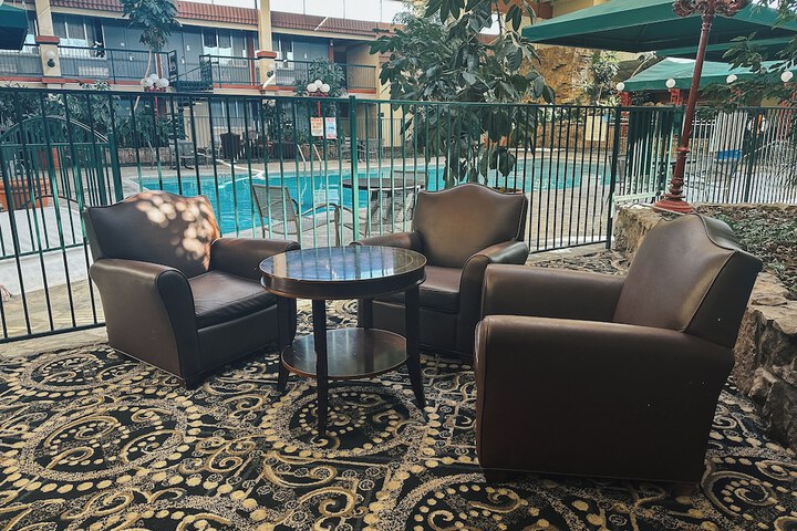 Lobby lounge
