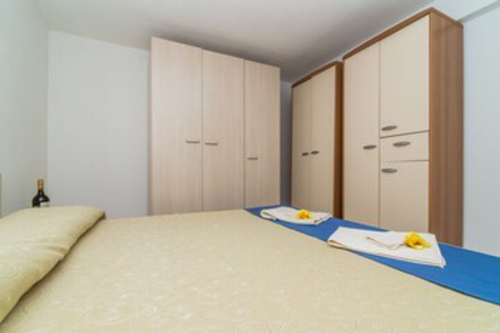 Room 7 of 12