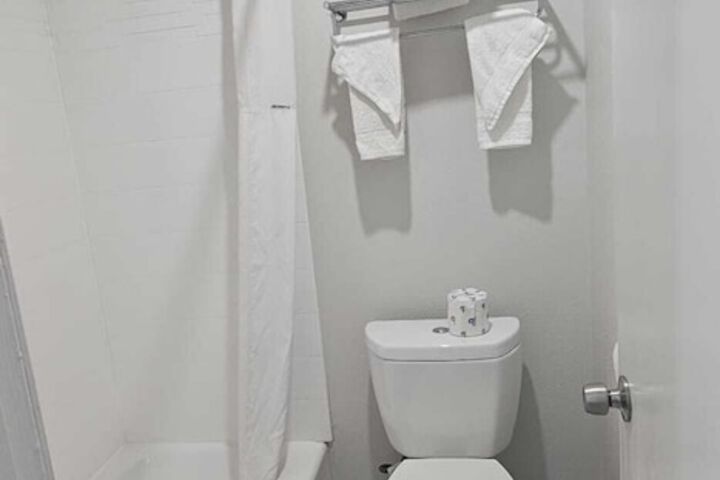 2 Double Bed Mobility Accessible (10 of 18)