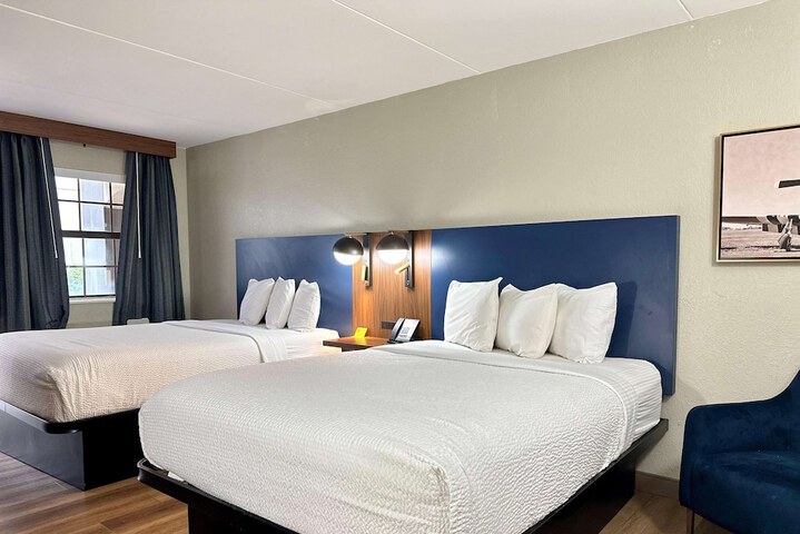 2 Queen Beds Deluxe Room (2 of 11)