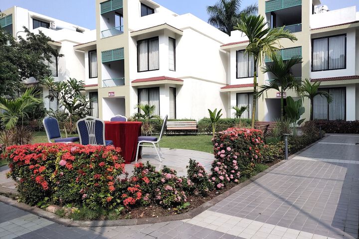 Hotel Exterior 71 of 72