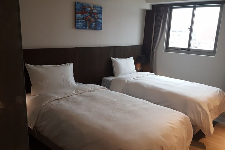 Room 9 of 42