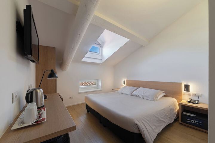 Room 47 of 146