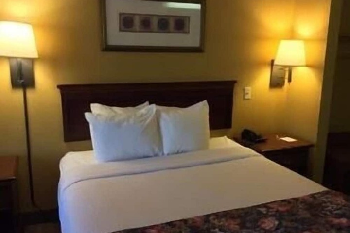 1 Queen Bed Mobility Accessible (11 of 27)