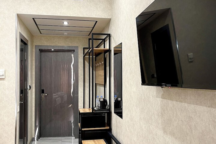 Room 6 of 13