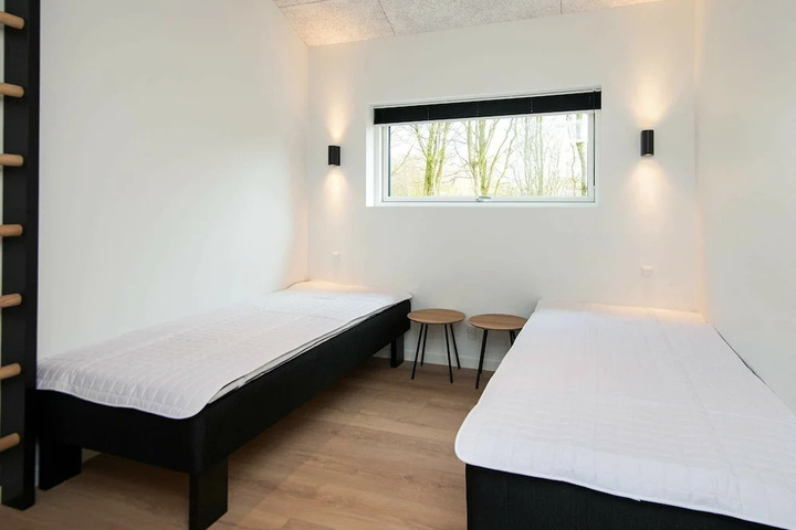 Room 5 of 16