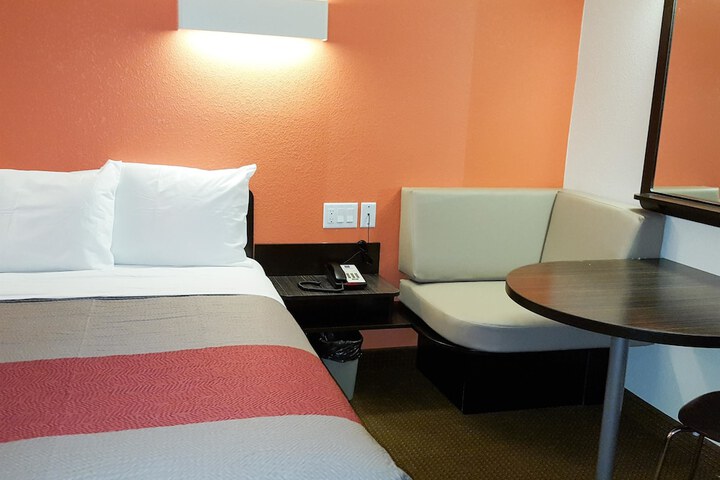 1 King Bed (7 of 10)