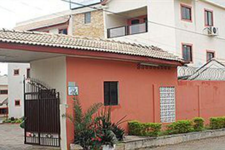 COURT GARDENS HOTEL