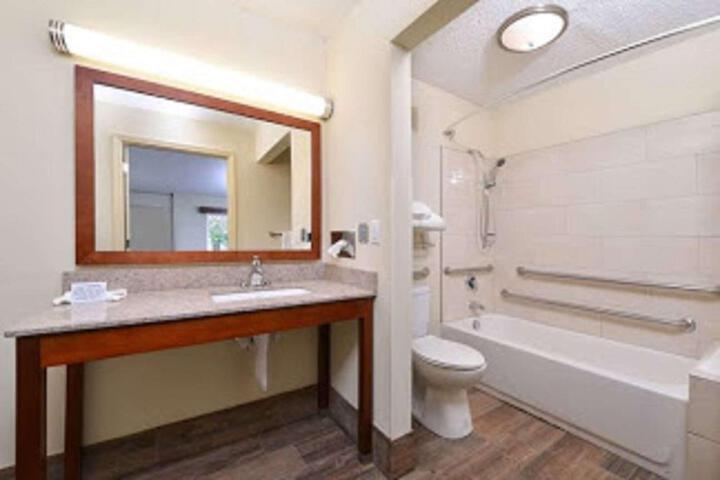 2 Double Beds Microwave and Refrigerator Flat Screen Television High Speed Internet Accessible Table and Chairs Coffee Maker Continental Breakfast (10 of 14)