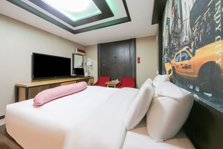 Room 25 of 28