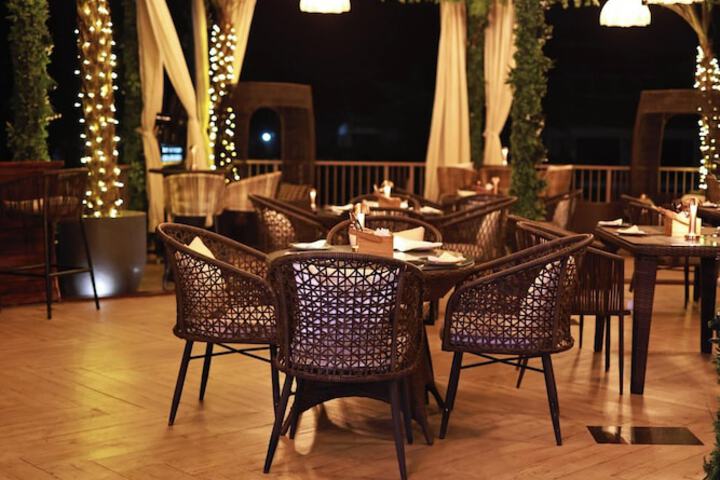 Lounge 48 of 53