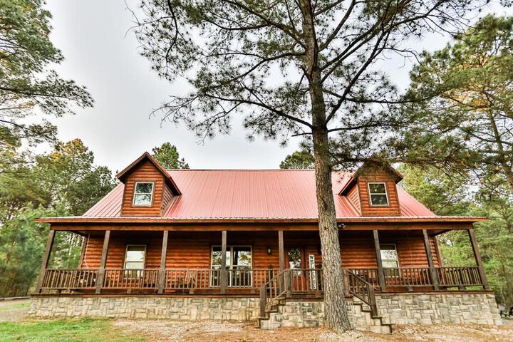 Texas Kind of Way Hot Tub, Fireplace, Covered Deck, Pool table, Game Loft in Broken Bow, OK