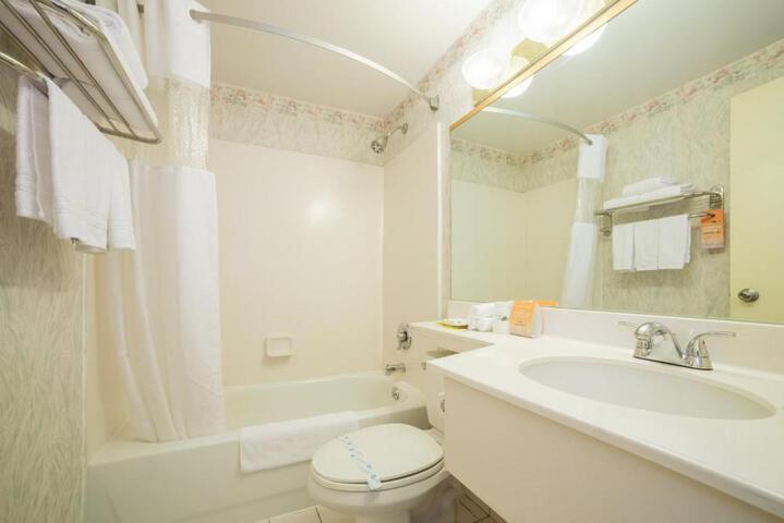 1 Queen Bed (6 of 8)