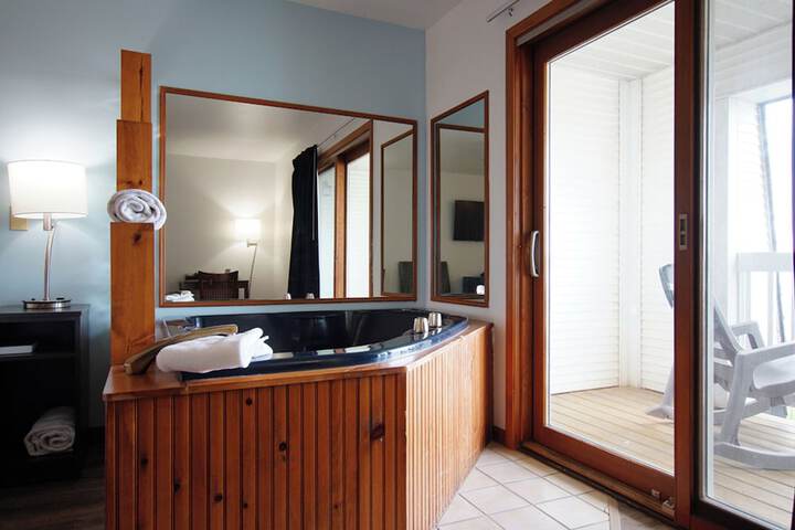 Private spa tub