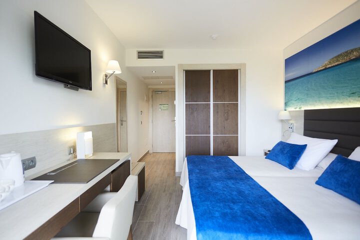 Room 4 of 105