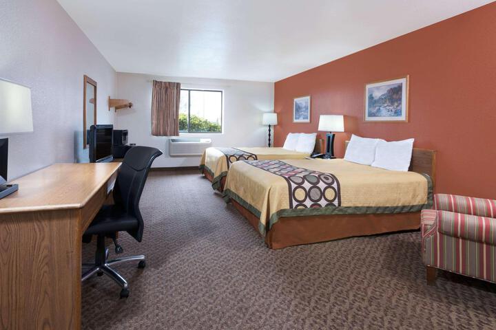 1 Queen Bed Accessible (14 of 14)