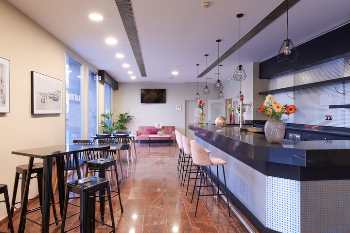 Lounge 128 of 186