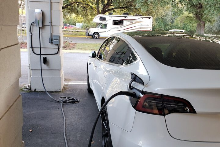 Electric vehicle charging station