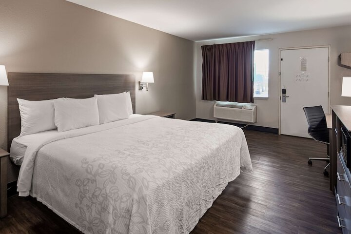 1 King Bed (5 of 11)
