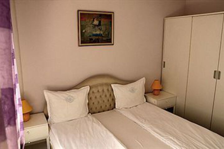 Room 8 of 27