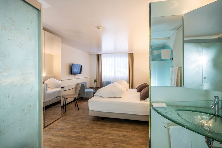 Room 5 of 48