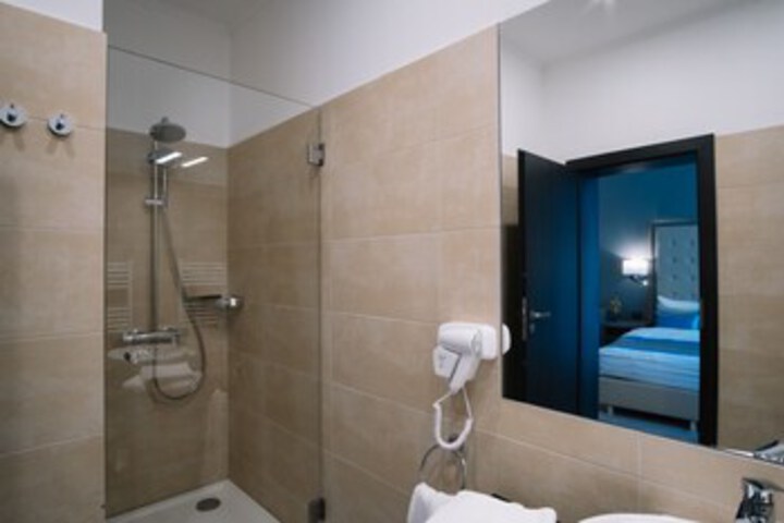 Room 10 of 48
