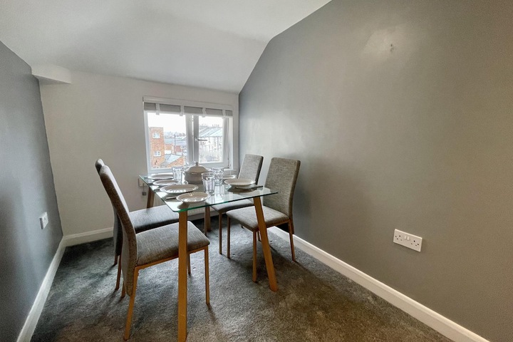 Impeccable 2-bed Apartment in Scarborough Image 11