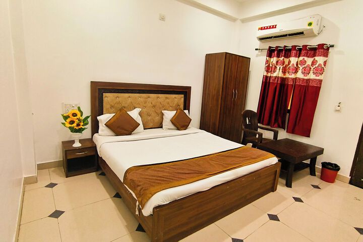 Room 6 of 8