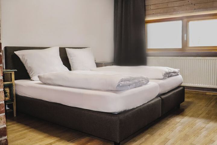 Room 10 of 33