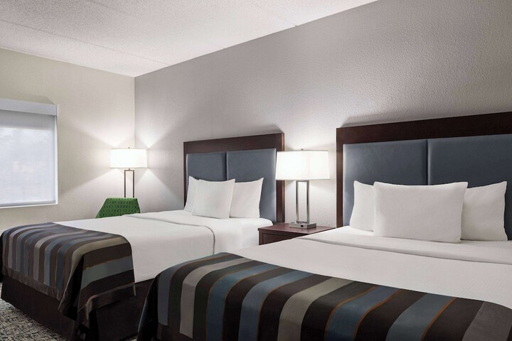 2 Queen Beds Mobility Hearing Impaired Accessible Room (4 of 7)
