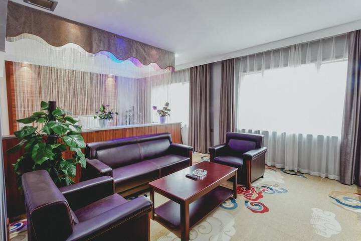 Room 6 of 82