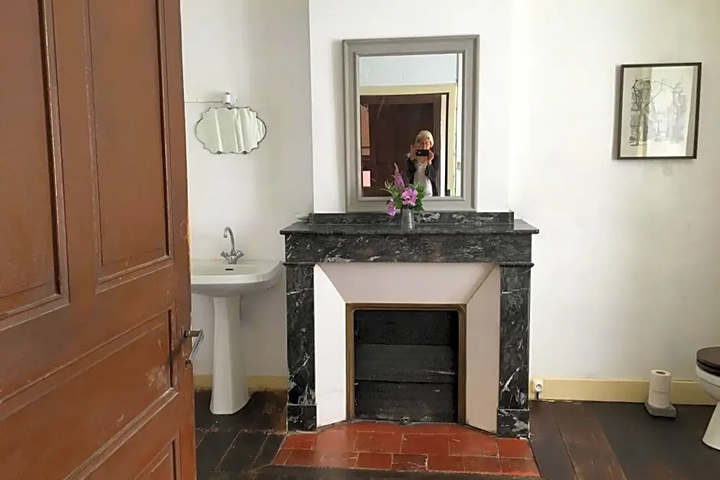 Room 8 of 18