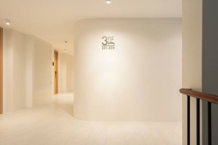 Ballroom/Hall 95 of 112