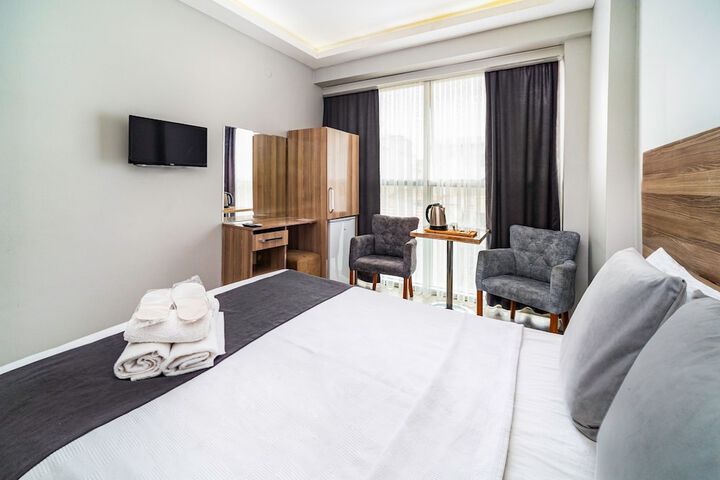 Room 4 of 8