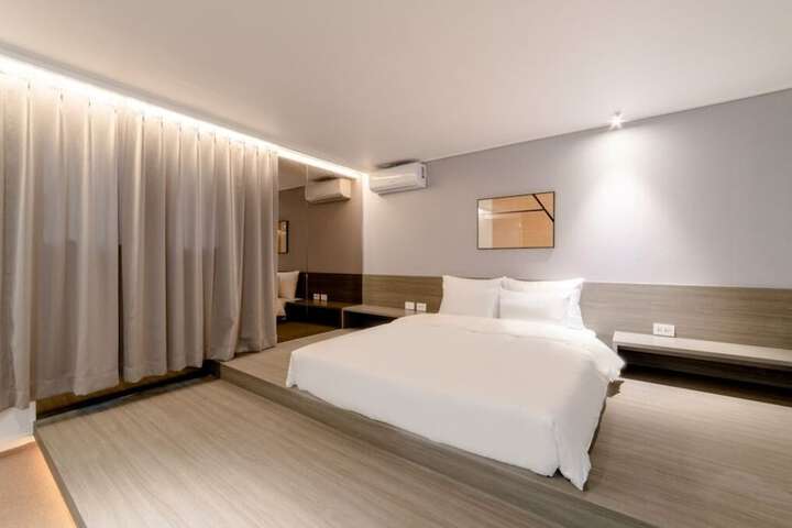 Room 8 of 177