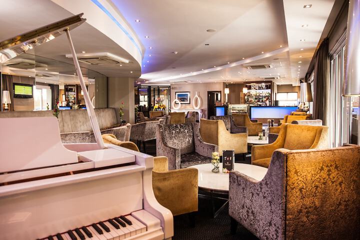 Lounge 68 of 79