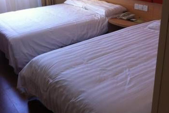 Room 3 of 10