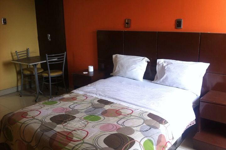 Room 4 of 8