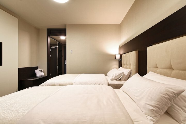 Room 6 of 43
