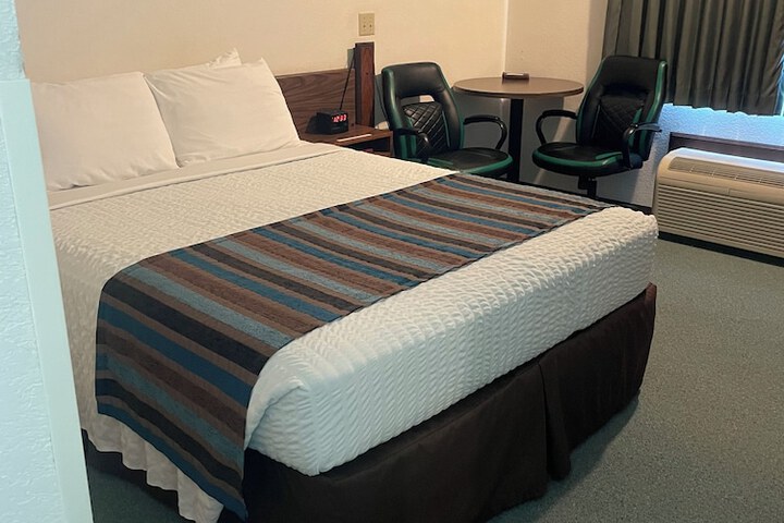 Room 6 of 8