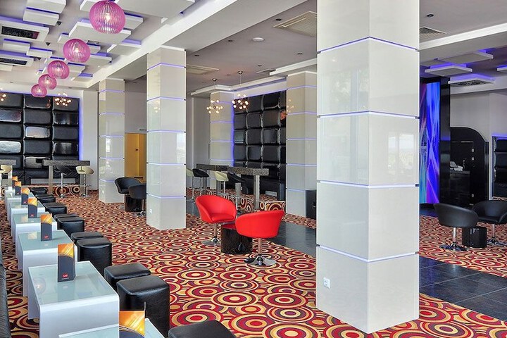 Lounge 55 of 89