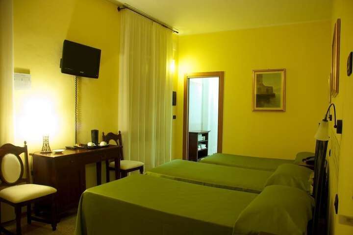Room 6 of 34